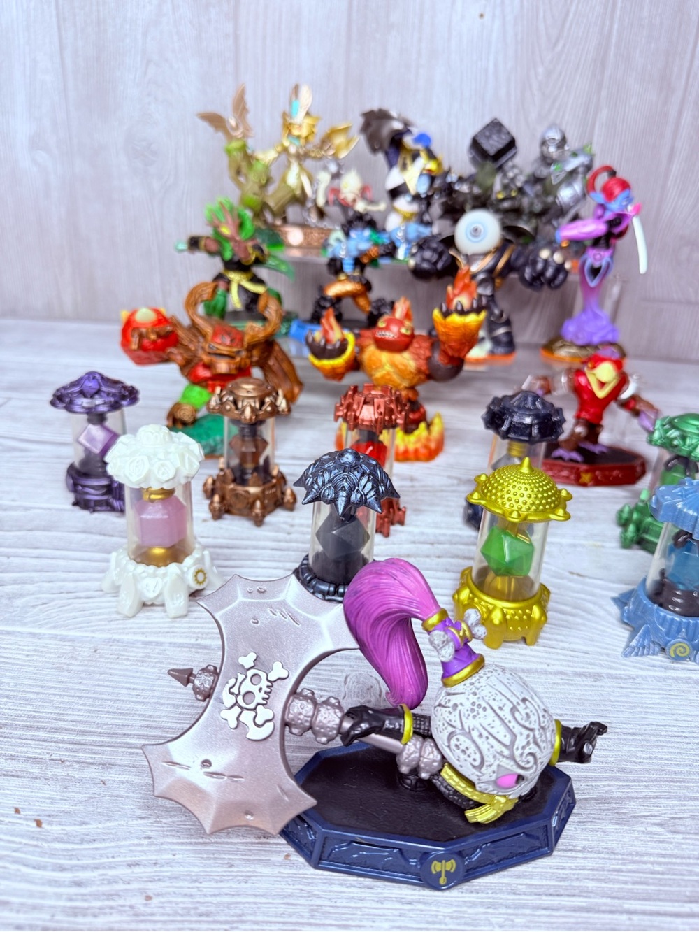 Giant bundle of 23 activision skylander figurines with life creation crystals